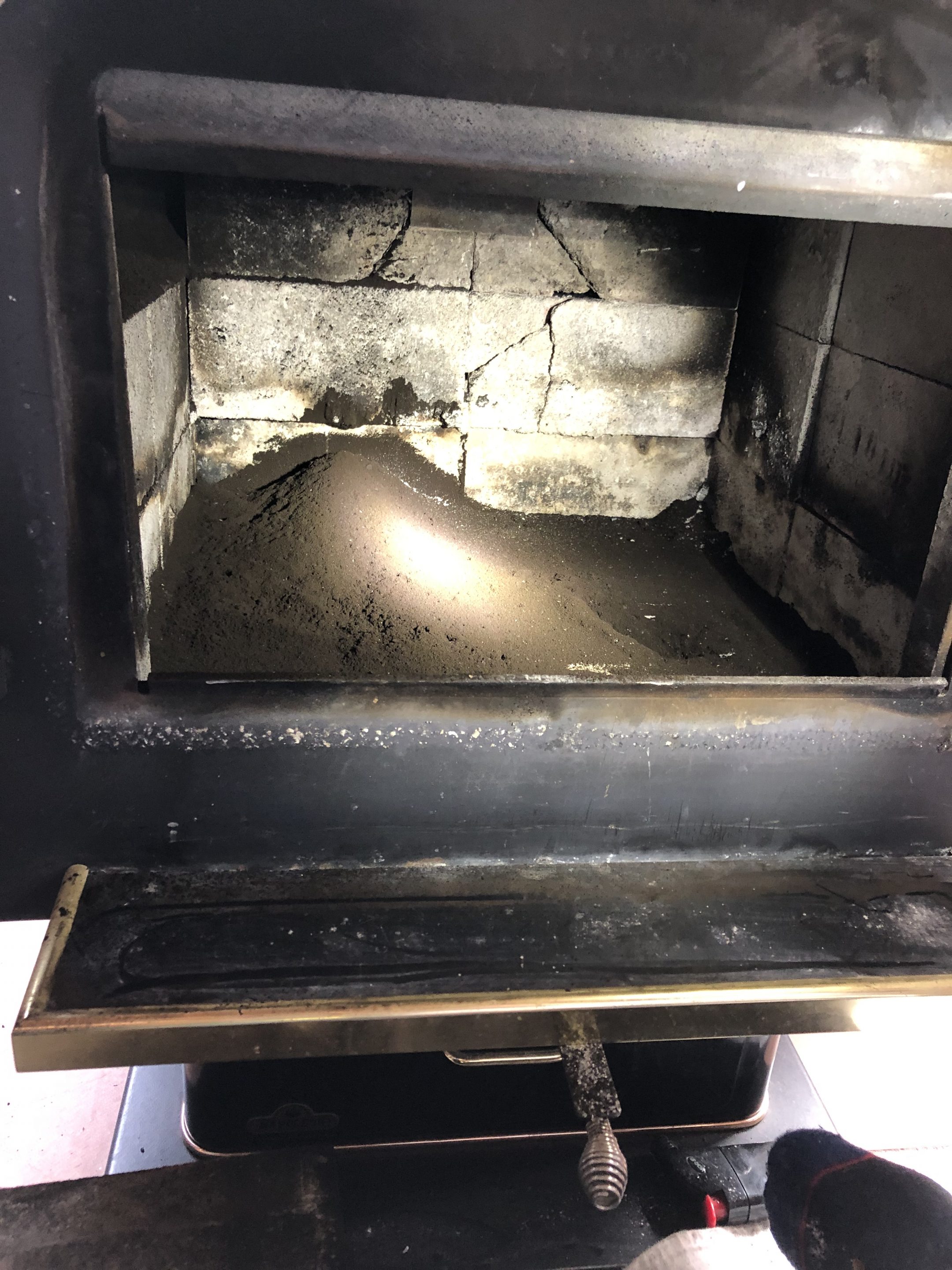 Why stove bricks crack - and how they are easily replaced - Mr